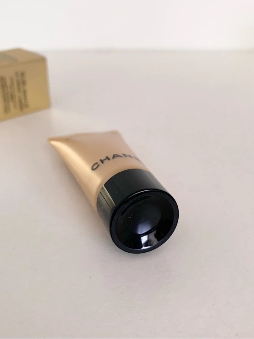 Hold CHANEL Sublimage La Crème Lumière - Picture 13 of 15